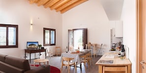 Superior Apartment, 1 Bedroom | In-room dining - Etnella enoagriturismo Notti Stellate (Mascali)