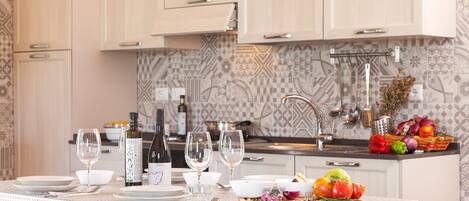 Superior Apartment, 1 Bedroom | In-room dining