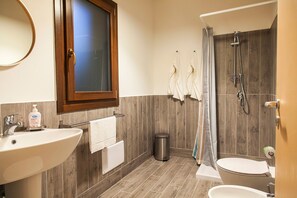 A bathroom with a sink, toilet, shower, and a mirror. - Etnella enoagriturismo Notti Stellate (Mascali)