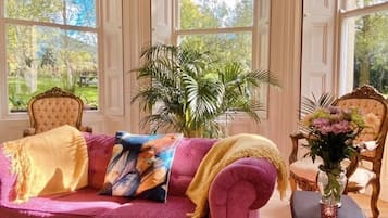 Luxury Villa | Premium bedding, free WiFi, bed sheets