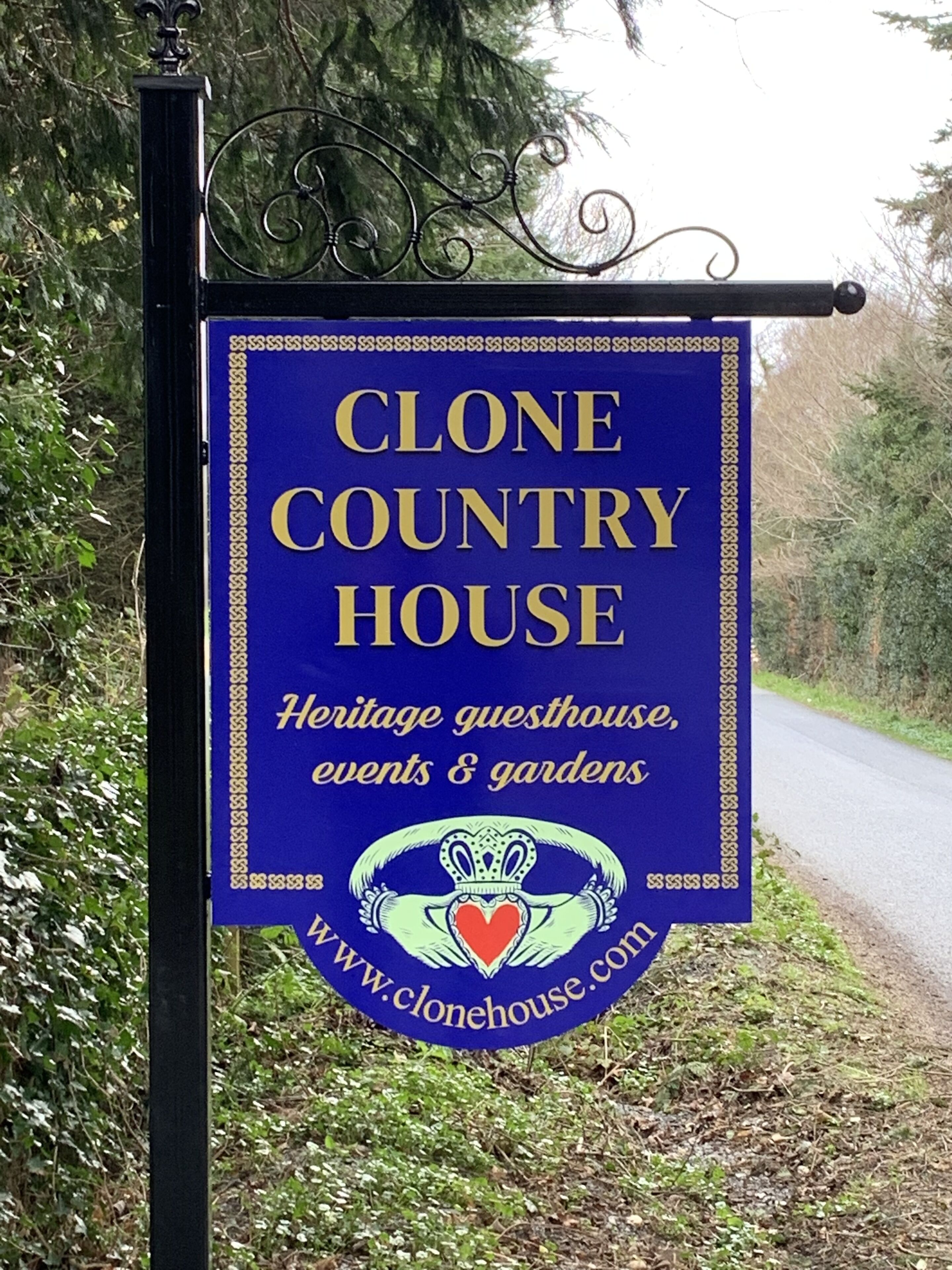 Señal de Clone Country House, una casa de huéspedes histórica, con una dirección web.
