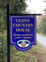 Señal de Clone Country House, una casa de huéspedes histórica, con una dirección web.