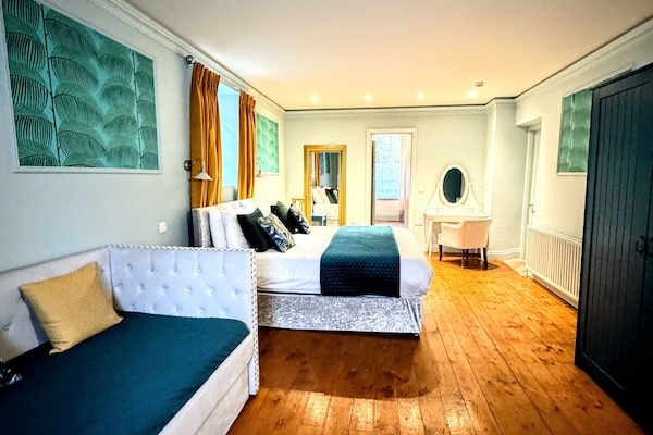 Deluxe-Vierbettzimmer, Mehrere Betten | Hochwertige Bettwaren, kostenloses WLAN, Bettwäsche