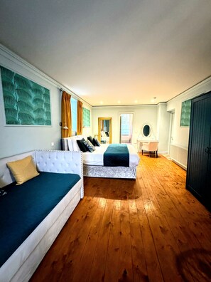 华丽四人房, 多张床 | 高档床上用品、免费 WiFi、床单