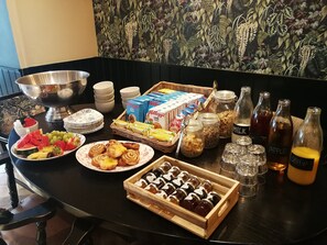 朝食 (テイクアウト)、毎日提供 (有料)