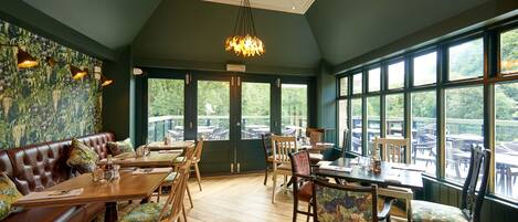 Frukost och lunch serveras, njut av de goda smakerna från lokala rätter.