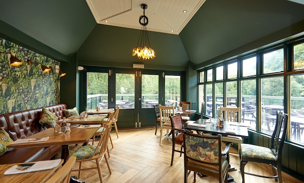 Aperto a colazione, pranzo e cena, cucina locale