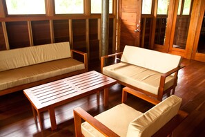 Apartamento panorámico, 3 habitaciones, cocina, vistas al mar | Zona de estar