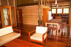 パノラミック アパートメント 3 ベッドルーム キッチン シービュー | 客室内のダイニングエリア