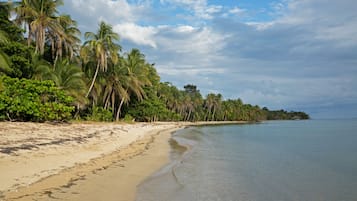 På stranden, hvit sand, solsenger og snorkling