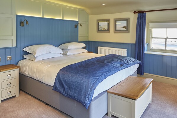 A bedroom with a bed, bedside tables, a window with curtains, and wall-mounted lighting. - The Groes Inn (Conwy)