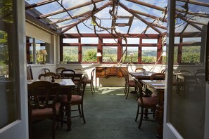 تقديم الغداء والعشاء، الأطباق المحلية