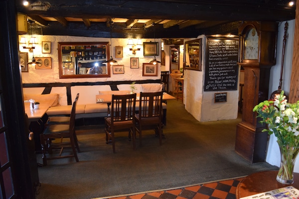 Se sirven almuerzos, cenas y cocina local