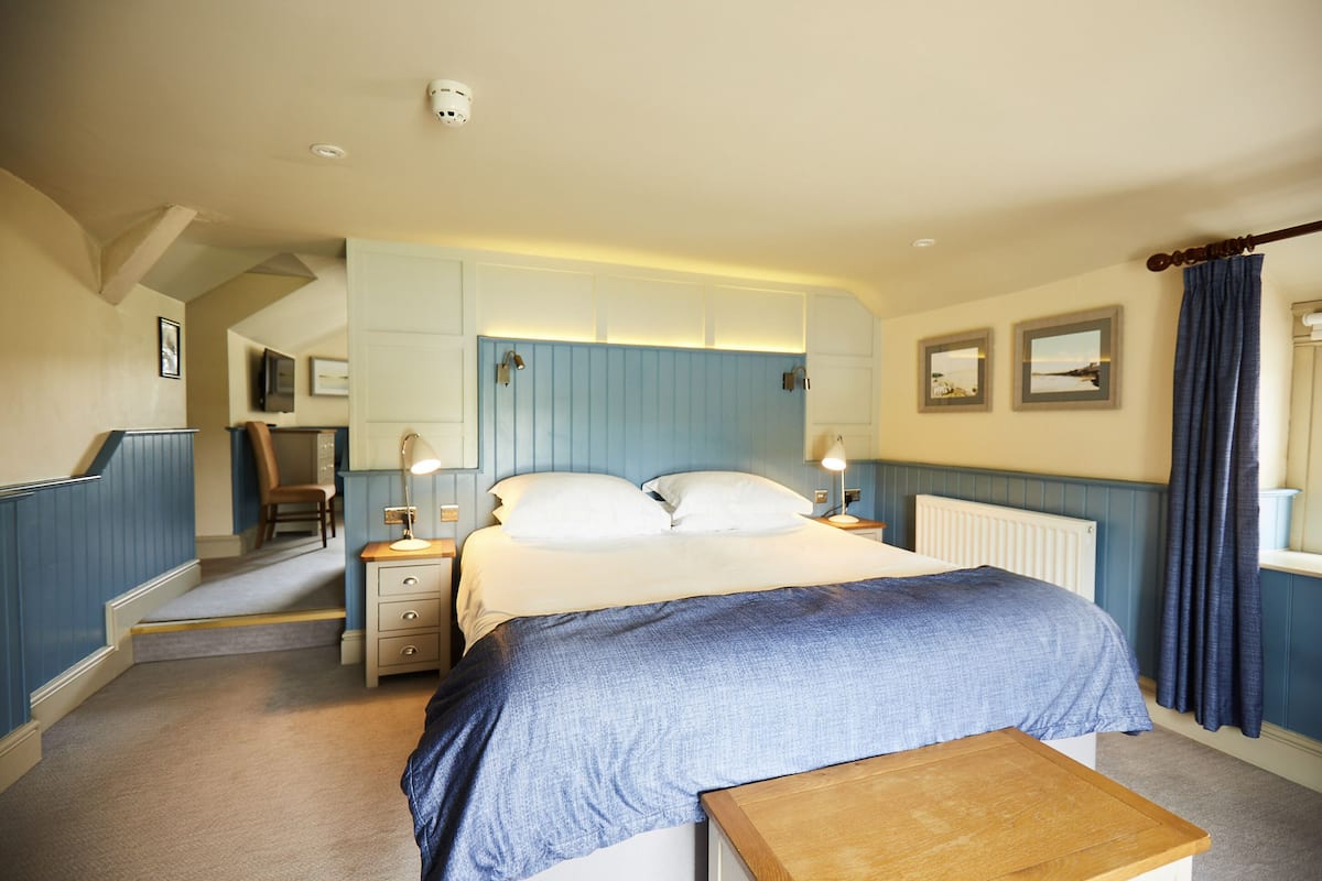 Superior Double Room | 1 bedroom, desk, iron/ironing board, free WiFi