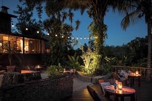 3 restaurants; breakfast, lunch and dinner served 