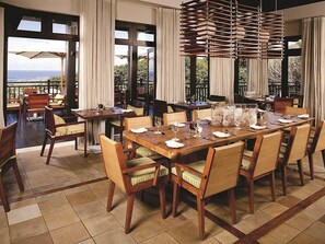 3 restaurants, breakfast served