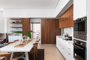 大冰箱、微波炉、烤箱、炉灶