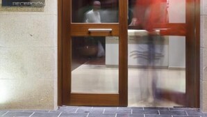 A reception area with a wooden door and a sign labeled "RECEPTION". - Hotel Mar de Plata (Sarria)