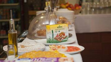 Una mesa de buffet con diversas opciones de comida, incluyendo un paquete etiquetado como