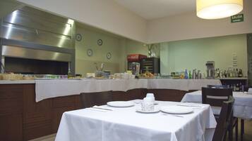 El desayuno cuesta 7.00 EUR por persona
