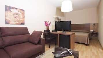 Escritorio, cortinas opacas, wifi gratis