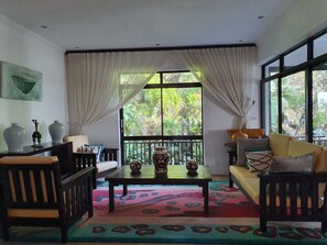 Casa familiar, 3 habitaciones | Zona de estar | Una televisión de pantalla plana