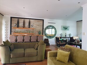 Casa familiar, 3 habitaciones | Sala de estar | Una televisión de pantalla plana