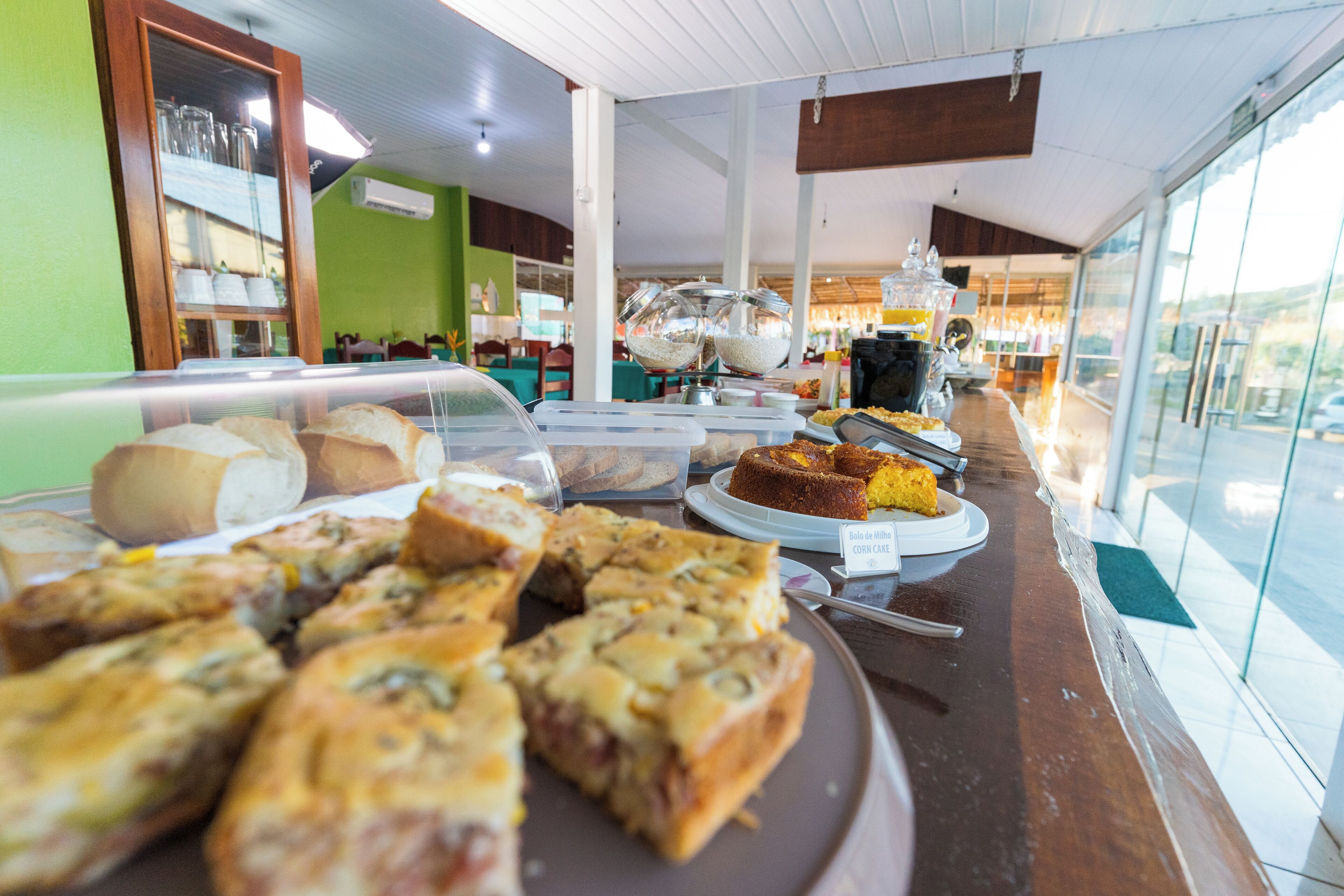 Un espace buffet proposant une variété de plats et offrant une vue sur l’extérieur.