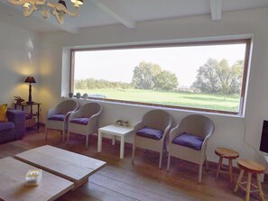 Télévision, cheminée, lecteur de DVD, baby-foot