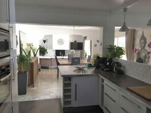 Jääkaappi, mikroaaltouuni, uuni, liesi