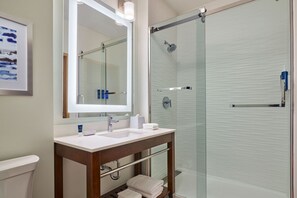 Een bad/douchecombinatie, gratis toiletartikelen, een haardroger