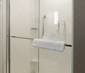 Deep-soaking bathtub, rainfall showerhead, free toiletries, hair dryer - Hilton Garden Inn Austin Airport (Austin)