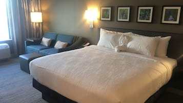 Roupas de cama premium, escrivaninha, cortinas blackout