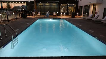 Piscina externa, funciona das 8h às 22h, espreguiçadeiras
