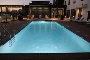 Piscine extérieure, chaises longues