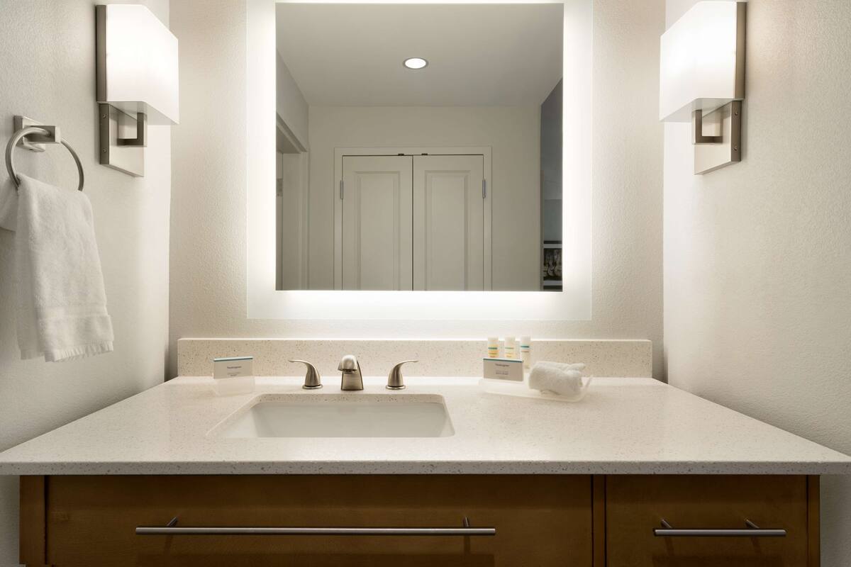 studio suite, 1 king bed, non smoking | bathroom | combined shower/bathtub, free toiletries, hair dryer, towels