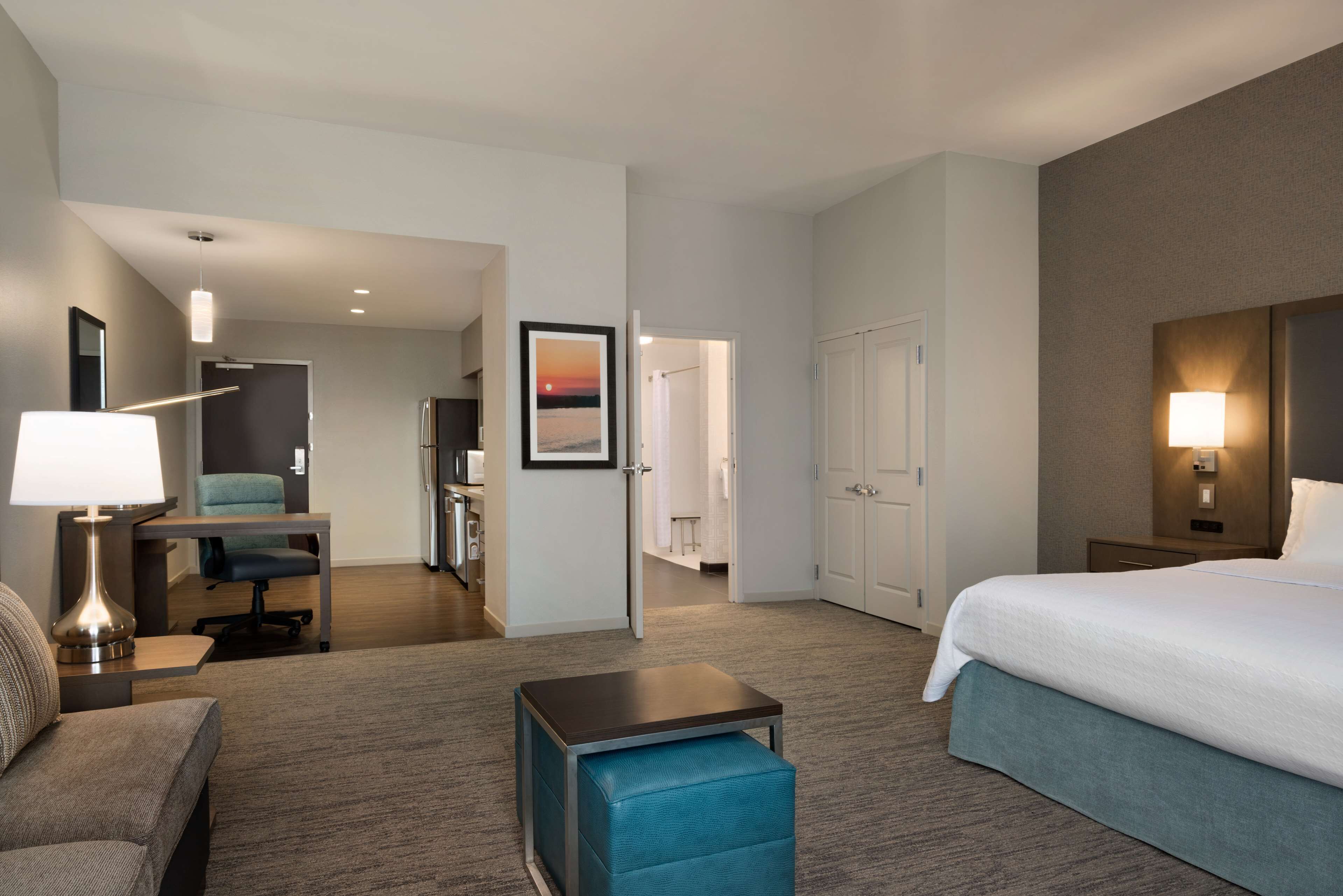 Studio, 1 très grand lit (Mobility & Hearing, Roll-in Shower) | Cuisine privée | Grand réfrigérateur, micro-ondes, plaque de cuisson, lave-vaisselle