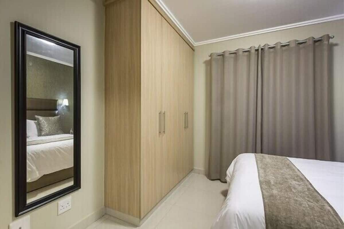 Two Bedroom One Bathroom Apartment  | Coffres-forts dans les chambres, fer et planche à repasser