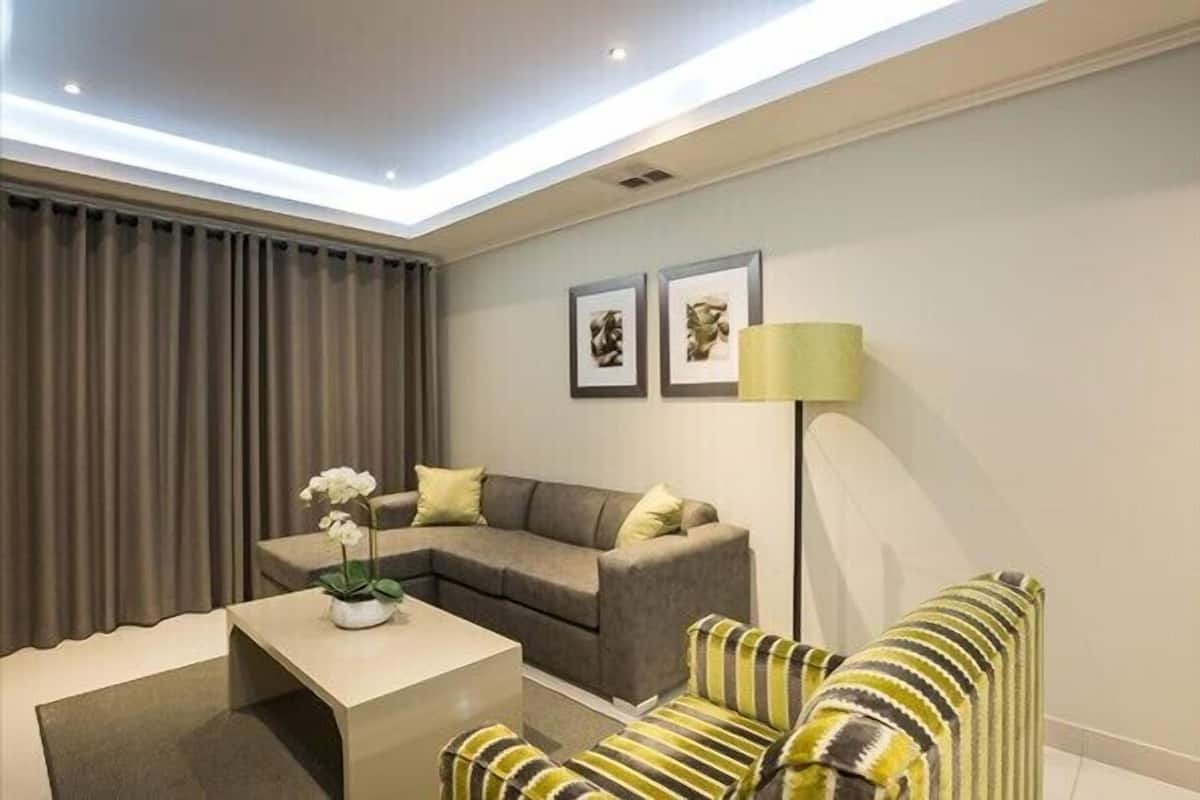 Two Bedroom Two Bathroom Apartment  | Salle de séjour | Télévision à écran plat de 40 pouces avec chaînes numériques, télévision