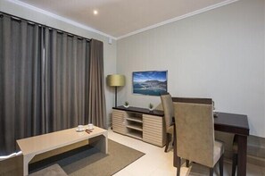 En 40-tommers Flatskjerm-TV med digitale kanaler samt TV