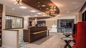 A modern lobby with a reception desk, seating area, and a large window with a view. - Residence Inn Pittsburgh Oakland/University Place (Pittsburgh)