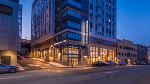 A multi-story hotel with a modern design, featuring a prominent entrance and a visible sign for the hotel. - Residence Inn Pittsburgh Oakland/University Place (Pittsburgh)