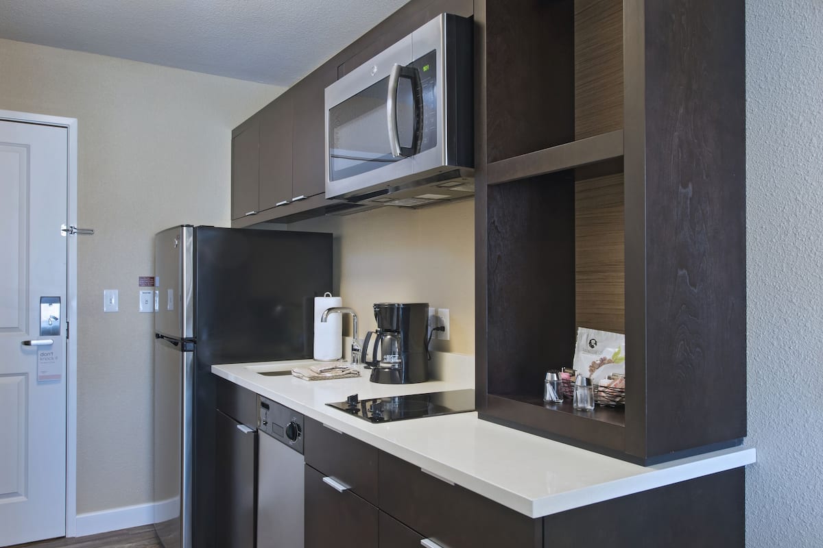 fridge, microwave, stovetop, dishwasher