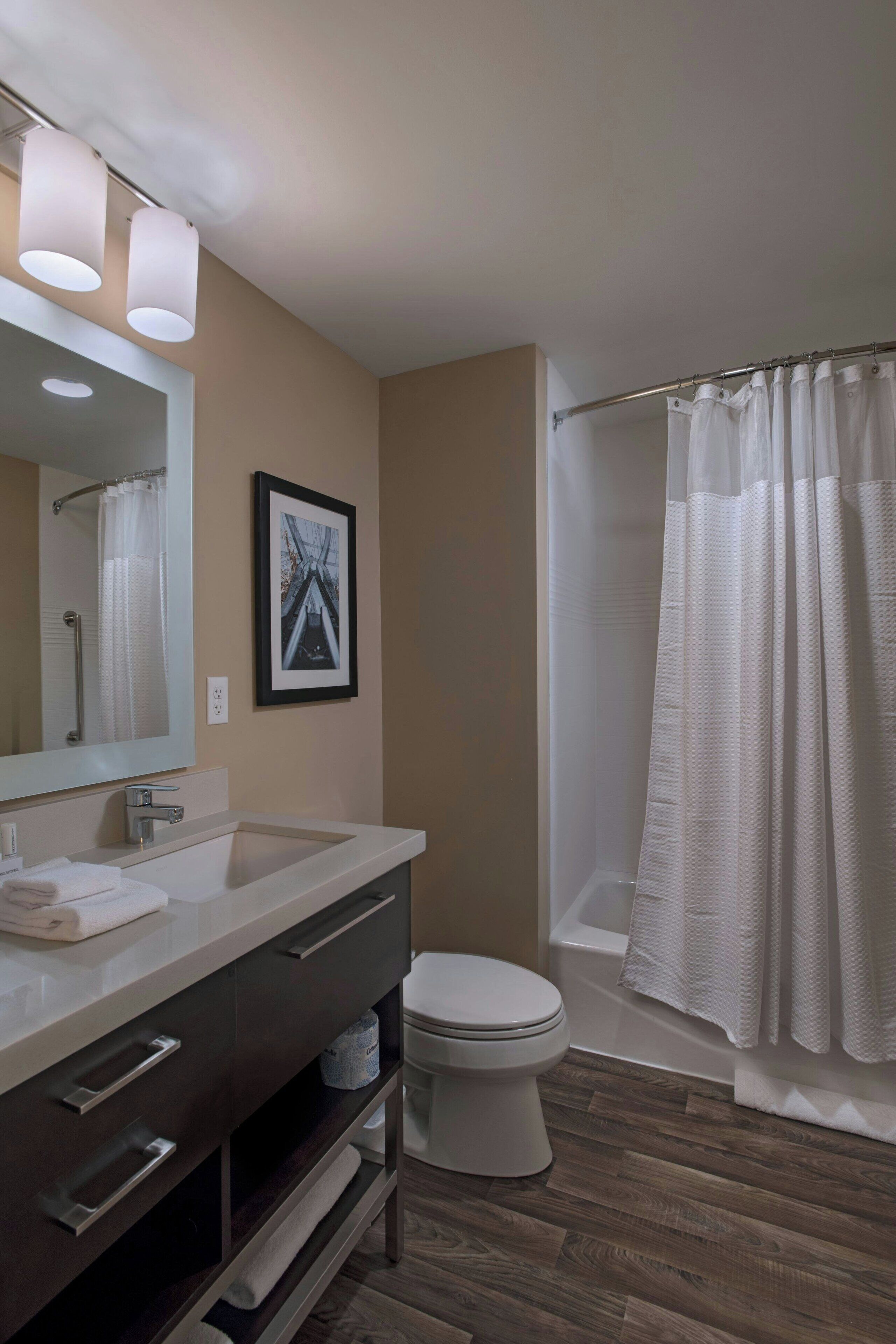 combined shower/bathtub, hair dryer, towels