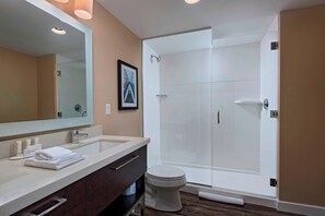 Combined shower/bathtub, hair dryer, towels