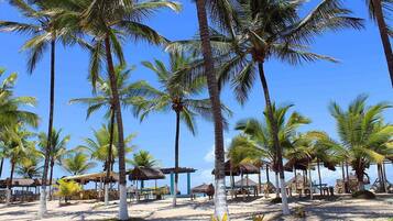 En la playa, sombrillas y toallas de playa