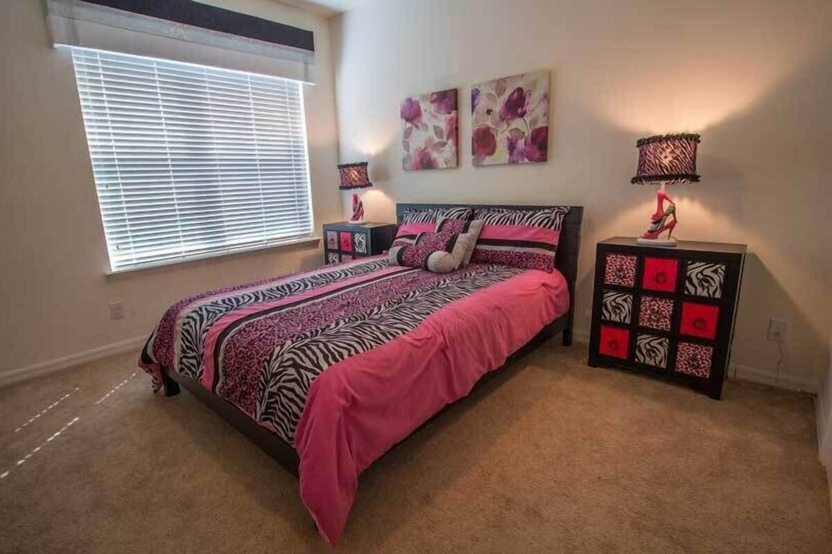 Room, 1 Queen Bed | Free WiFi