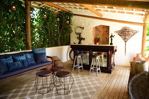 Bar junto a la piscina
