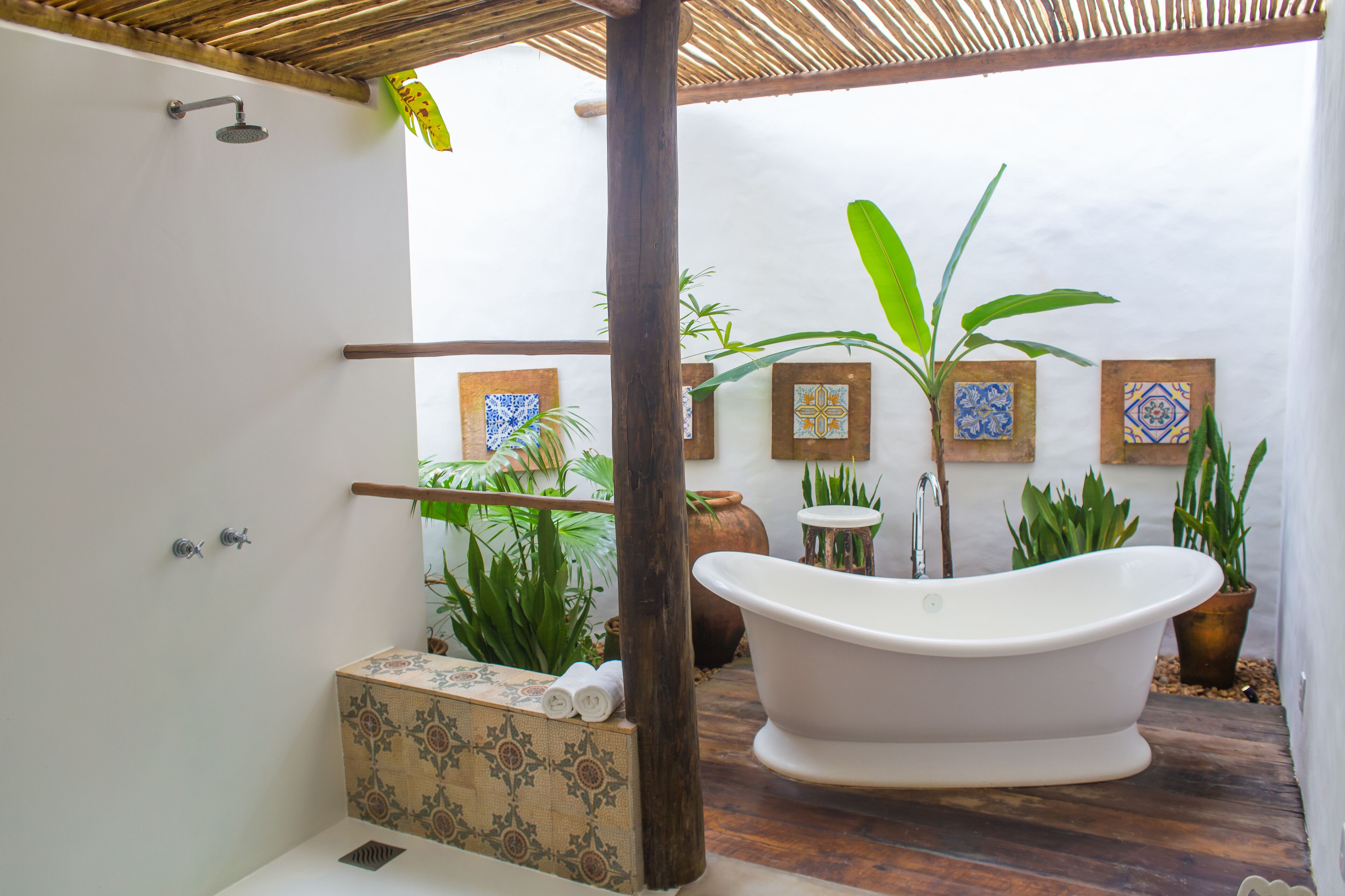 Suite Deluxe | Bathroom | Designer toiletries, hair dryer, bathrobes, towels