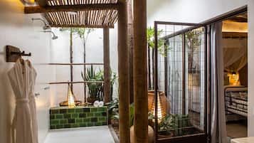 Habitación Deluxe con 1 cama doble o 2 individuales, 1 cama de matrimonio, en la zona del jardín | Baño | Artículos de higiene personal de diseño, secador de pelo y albornoces